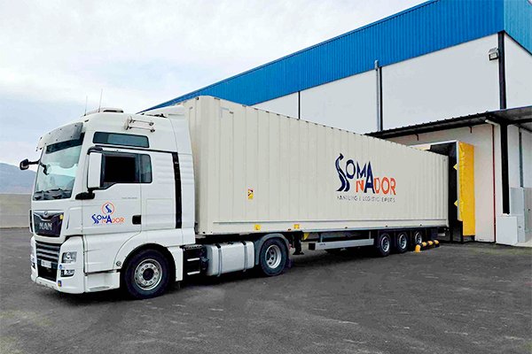 Large truck with the Somanador logo