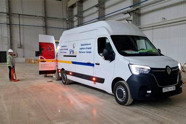 Van with the Somanador logo being loaded by workers inside a warehouse
