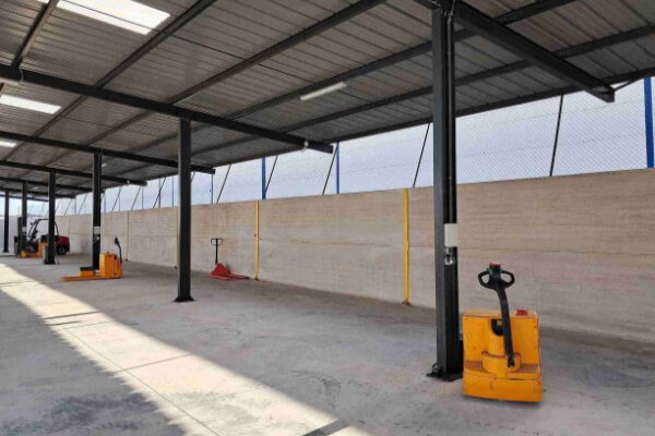 Somanador warehouses and pallet stackers